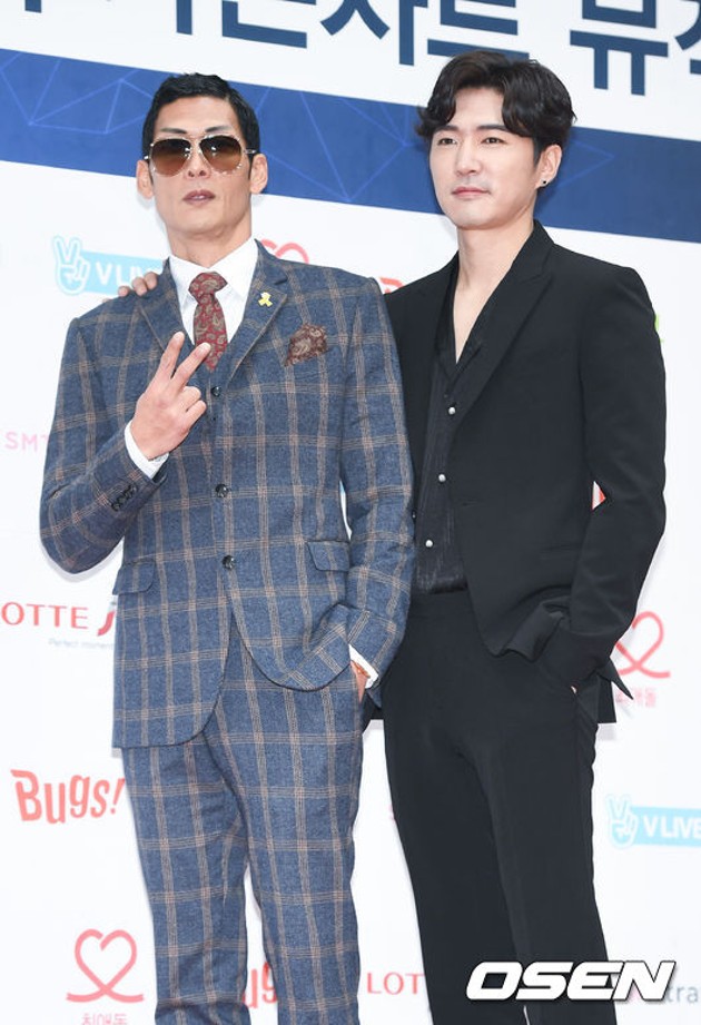 Foto Park Joon Hyung dan Danny Ahn g.o.d di Red Carpet Gaon K-Pop Chart Awards 2017