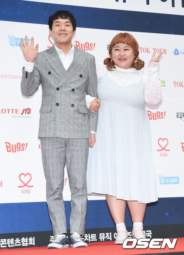 Foto Pasangan Komedian Kim Min Ki dan Hong Yoon Hwa di Red Carpet Gaon K-Pop Chart Awards 2017