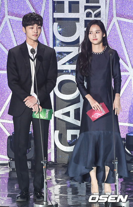Foto Kim Min Jae dan Kim Yoon Hye Bacakan Nominasi Gaon K-Pop Chart Awards 2017