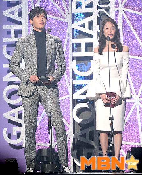 Gambar Foto Choi Jin Hyuk dan Jeon So Min di Gaon K-Pop Chart Awards 2017