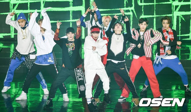 Gambar Foto NCT 127 Tampil Enerjik Nyanyikan Lagu 'Limitless'
