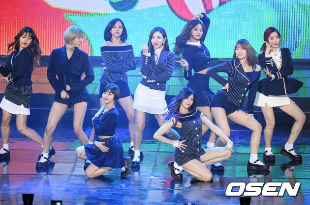 Gambar Foto Twice Saat Nyanyikan Lagu 'Pit-A-Pat' dan 'TT'