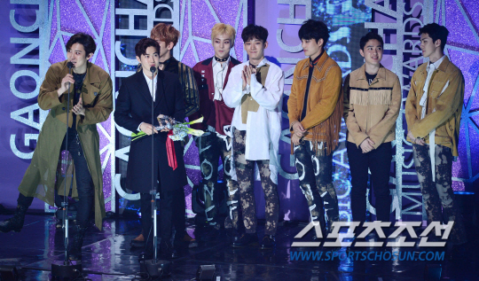 Foto EXO Berhasil Raih Piala Album of the Year untuk Kuartal ke-2 dan ke-3