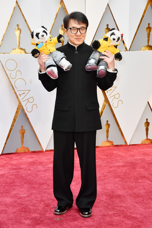 Gambar Foto Jackie Chan Hadir Bersama Sepasang Boneka Panda Lucu di Red Carpet Oscar 2017