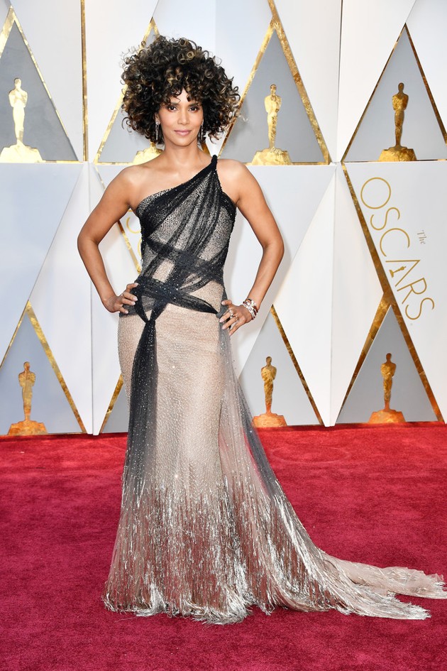 Gambar Foto Halle Berry di Red Carpet Oscar 2017