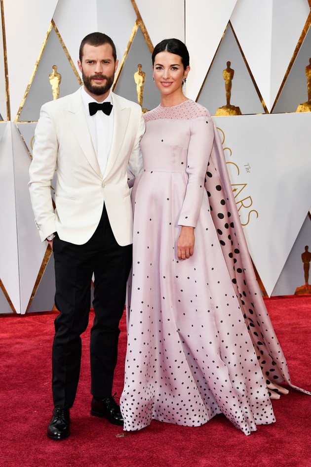 Gambar Foto Jamie Dornan Ditemani Sang Istri di Red Carpet Oscar 2017