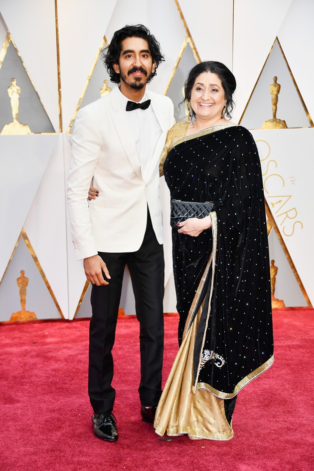 Gambar Foto Dev Patel Hadir Bersama Sang Ibu di Red Carpet Oscar 2017