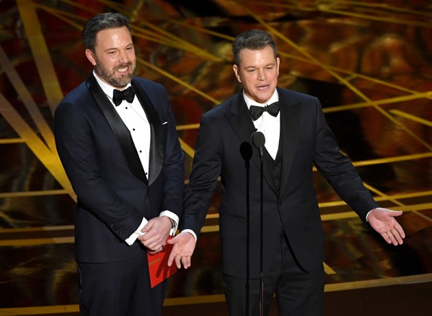 Gambar Foto Ben Affleck dan Matt Damon di Oscar 2017