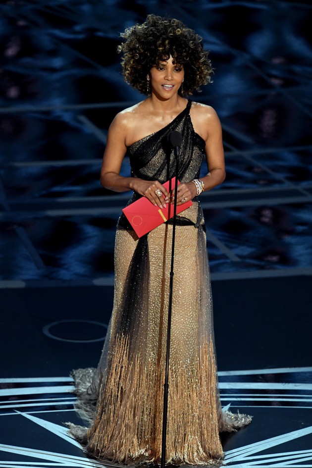 Gambar Foto Halle Berry di Oscar 2017