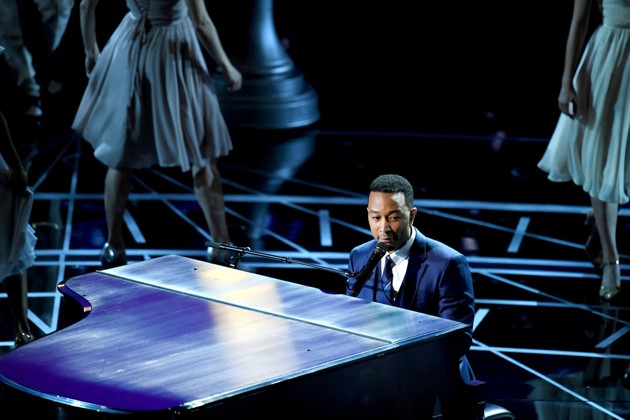 Gambar Foto John Legend Tampil Bawakan Lagu 'City of Stars' di Oscar 2017