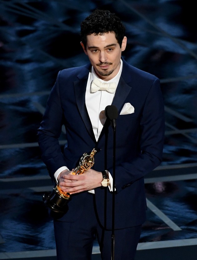 Gambar Foto Damien Chazelle Raih Piala Best Director untuk Film 'La La Land'