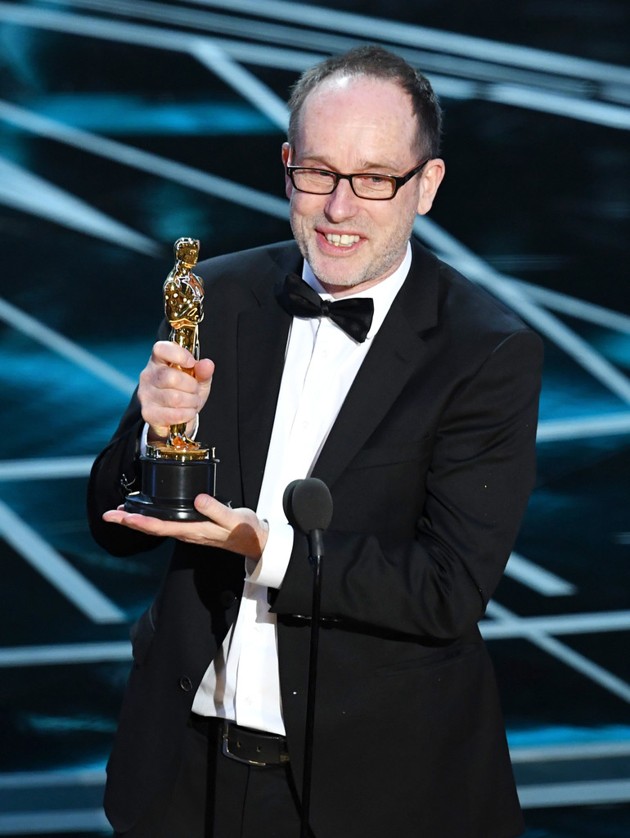 Gambar Foto John Gilbert Raih Piala Best Film Editing untuk Film 'Hacksaw Ridge