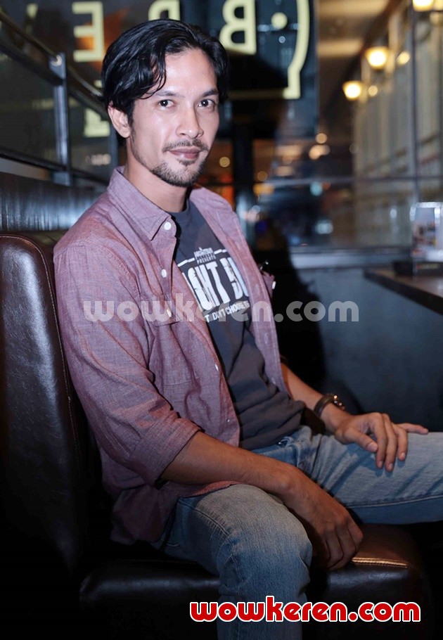 Gambar Foto Edward Akbar di Konferensi Pers Film 'Night Bus'