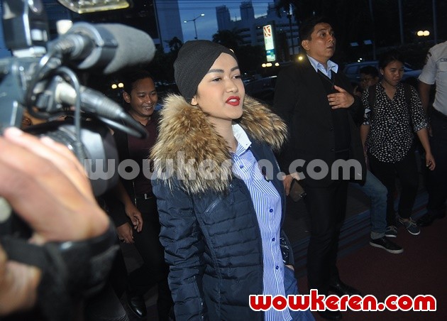 Gambar Foto Julia Perez Datangi Polres Metro Jakarta Selatan