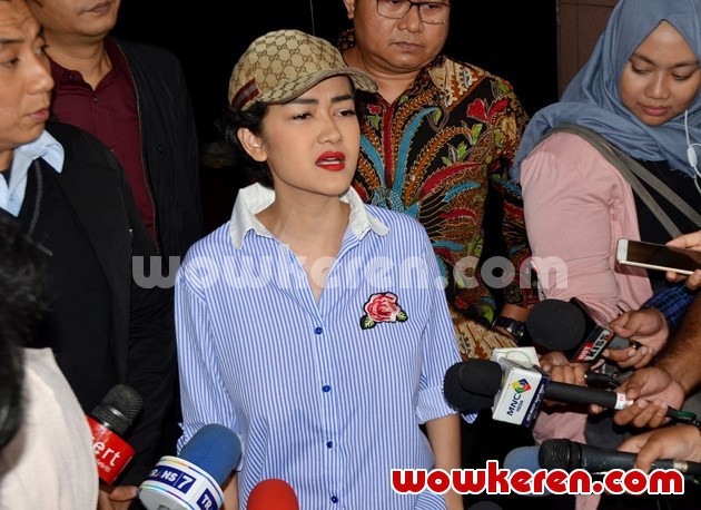 Gambar Foto Julia Perez Datangi Polres Metro Jakarta Selatan
