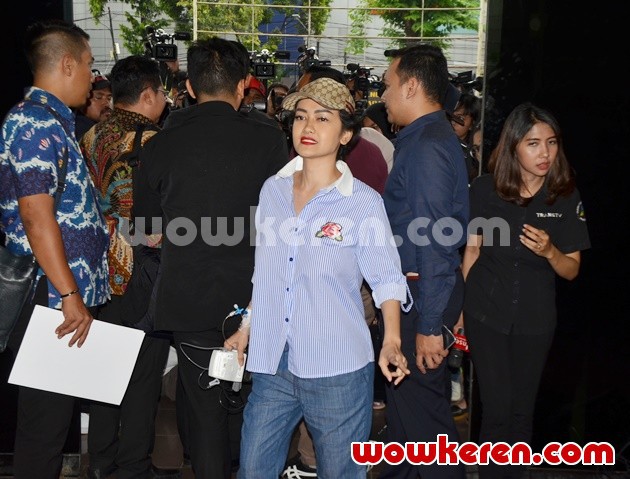 Gambar Foto Julia Perez Datangi Polres Metro Jakarta Selatan