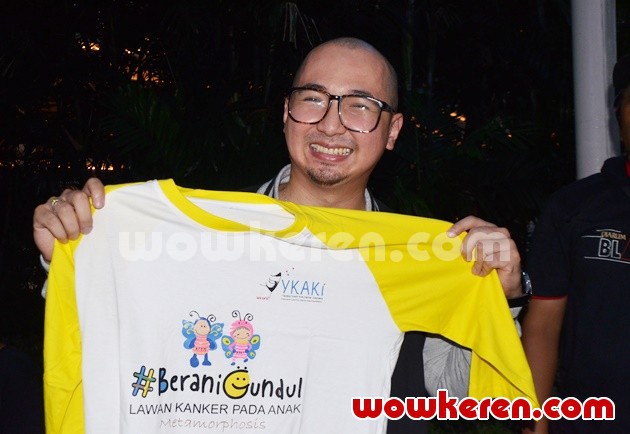 Gambar Foto Edho Zell Digunduli untuk Peringatan Hari Kanker Anak Internasional 2017