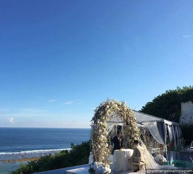 Gambar Foto Menikah di Tepi Pantai Jadi Pilihan Chef Arnold dan Tiffany Soetanto