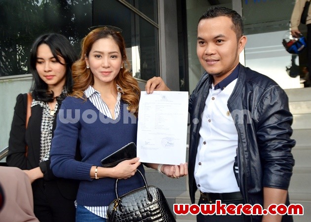Gambar Foto Bunga Zainal Datangi Polda Metro Jaya Laporkan Rekan Bisnis