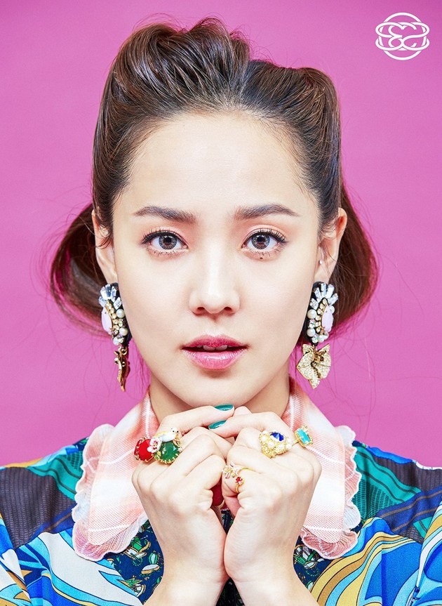 Eugene Berita, Foto, Video, Lirik Lagu, Profil & Bio Halaman Utama