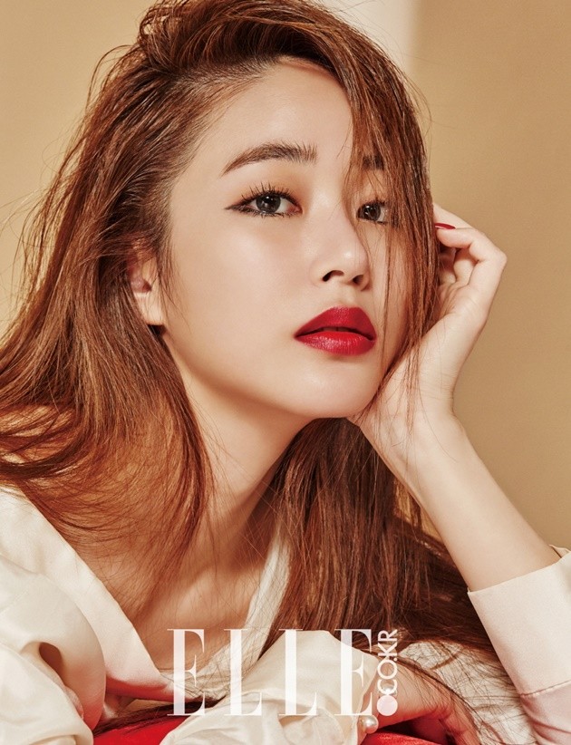 Foto Kim Hyo Jin di Majalah Elle Edisi Januari 2017 Foto 2 dari 37