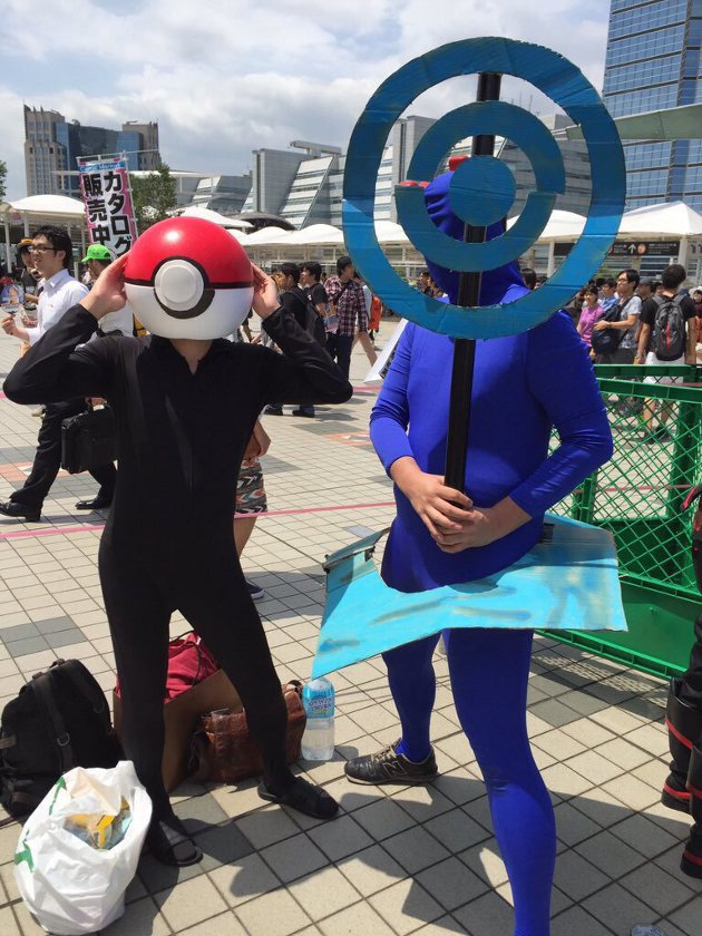 Gambar Foto Cosplay Pokeball dan Poke-stop dari Game Pokemon GO