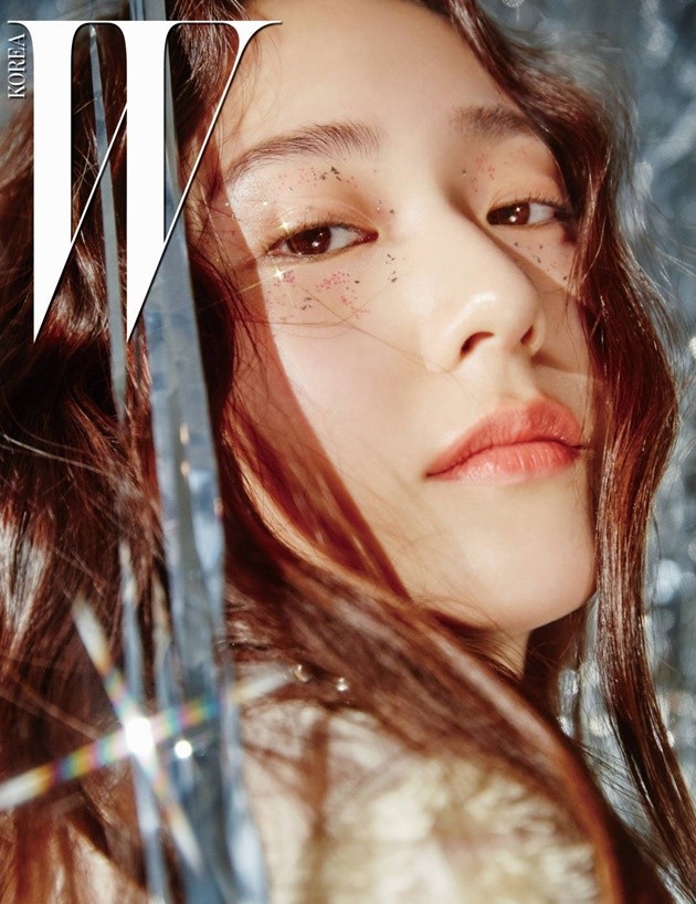 Gambar Foto Krystal f(x) di Majalah W Edisi Januari 2017