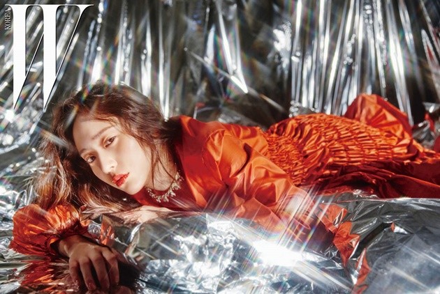 Gambar Foto Krystal f(x) di Majalah W Edisi Januari 2017