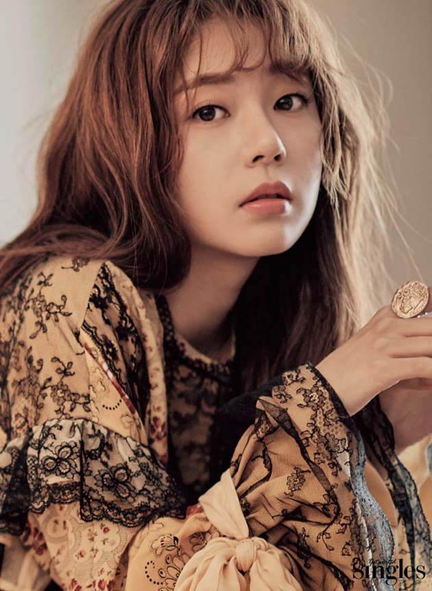 Gambar Foto Baek Jin Hee di Majalah Singles Edisi Maret 2017 Foto 2