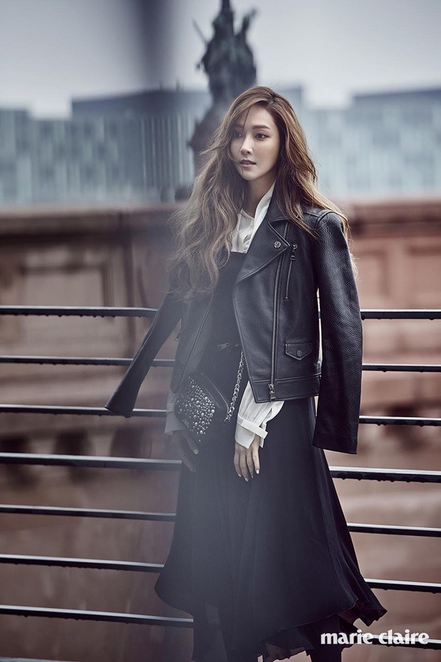 Gambar Foto Jessica di Majalah Marie Claire Edisi Desember 2016