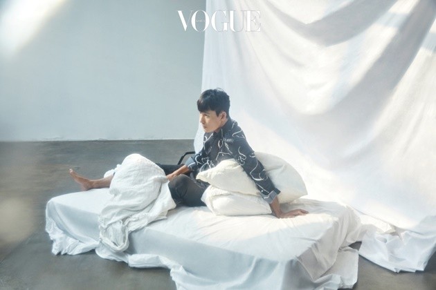 Gambar Foto Jung Woo Sung di Majalah Vogue Edisi Oktober 2016