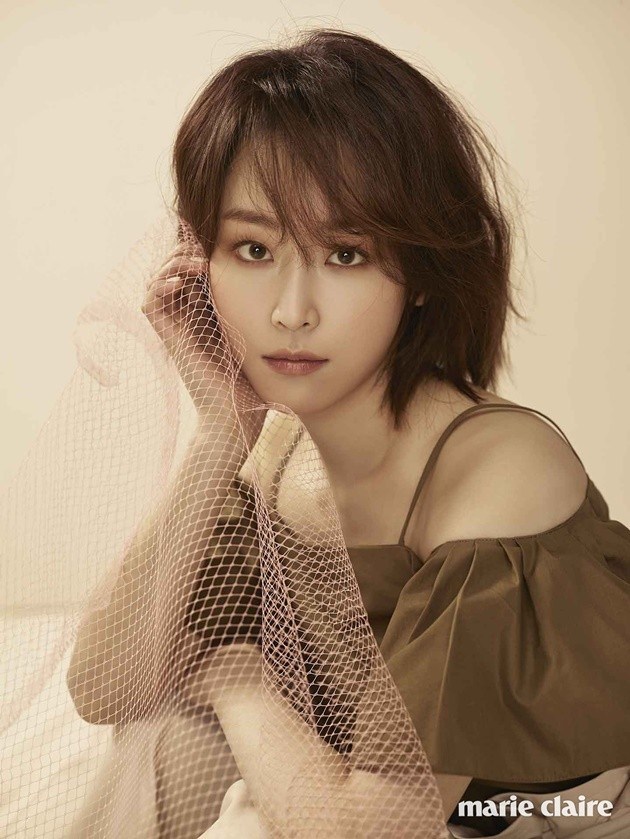 Gambar Foto Seo Hyun Jin di Majalah Marie Claire Edisi Januari 2017