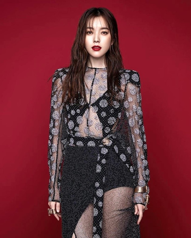 Gambar Foto Han Hyo Joo di Majalah Vogue Edisi Maret 2017