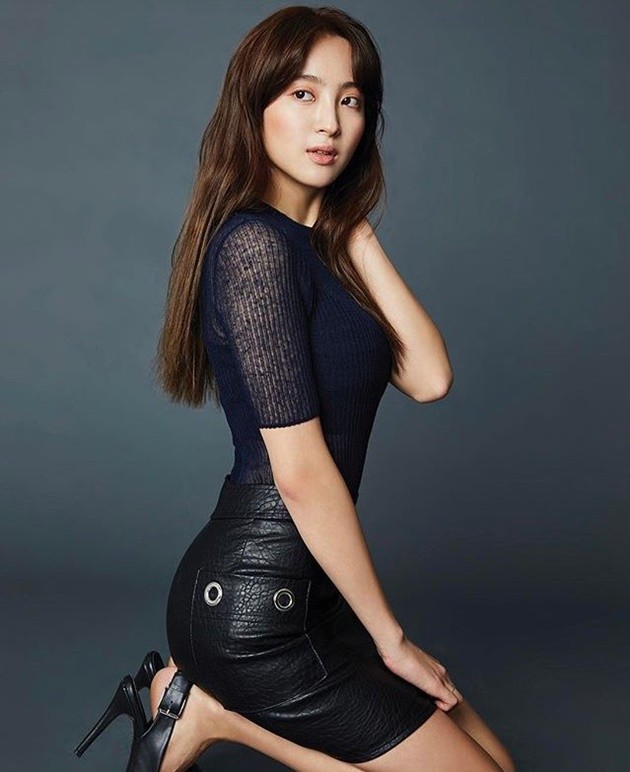 Foto Jung Hye Sung di Majalah Esquire Edisi Maret 2017 - Foto 2 dari 11