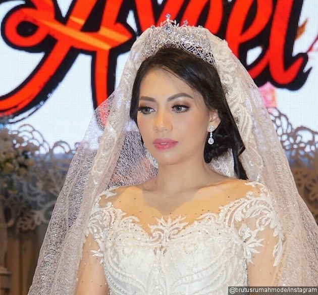Foto Raut Tegang Kezia Karamoy Ditengah Pemberkatan - Foto 2 dari 16