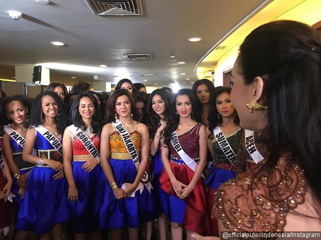 Gambar Foto Miss Universe 2005 Natalie Glebova Memberikan Movitasi Kepada Para Finalis Puteri Indonesia 2017 Sebelum Tampil