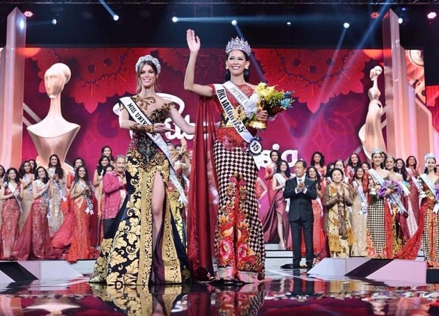 Gambar Foto Bunga Jelitha Ibrani Terlihat Bahagia Setelah Meraih Gelar Puteri Indonesia 2017
