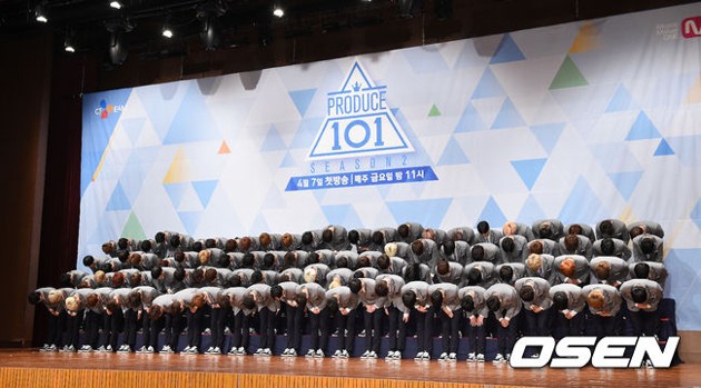 Gambar Foto Trainee 'Produce 101 Season 2' Berikan Hormat Kepada Wartawan yang Hadir
