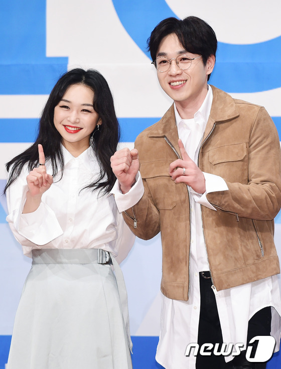 Gambar Foto Shin Yoo Mi dan Lee Seok Hoon SG Wannabe akan Bertugas Melatih Vocal Para Trainee 'Produce 101 Season 2'