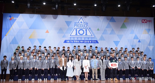 Gambar Foto Para Tarainee dan Mentor 'Produce 101 Season 2' Berfoto Bersama