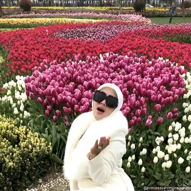 Foto Taman Bunga Tulip Di Turki Ini Dijadikan Sebagai Salah Satu Lokasi Pengambilan Gambar Untuk Video Musik I Love You Allah Foto 2 Dari 11