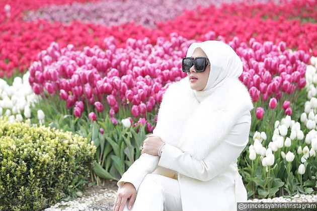 Gambar Foto Selama di Turki, Syahrini tidak henti-hentinya mengagumi keindahan taman bunga Tulip. 