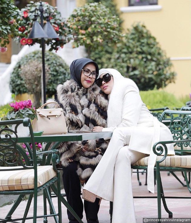 Gambar Foto Dalam perjalanan umroh sekaligus liburan dan membuat video musik baru, Syahrini ternyata juga ditemani sang ibunda yang penampilannya juga tidak kalah modis dari Syahrini sendiri.