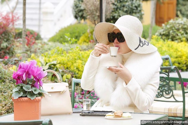 Gambar Foto Syahrini menyempatkan mencoba kopi tradisional di Istanbul. 