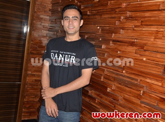 Gambar Foto Indra Brotolaras di Konferensi Pers Film 'Danur' Raih Penghargaan MURI sebagai Film Horor Indonesia Tercepat Meraih Sejuta Penonton