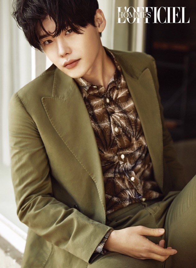 Gambar Foto Lee Jong Suk di Majalah L'Officiel Hommes Edisi Maret 2017