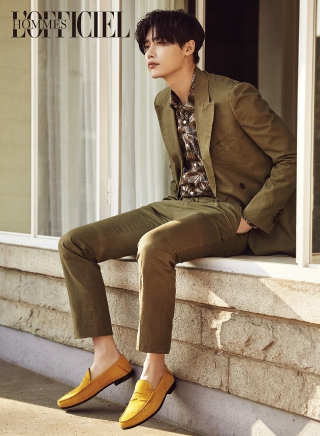 Gambar Foto Lee Jong Suk di Majalah L'Officiel Hommes Edisi Maret 2017