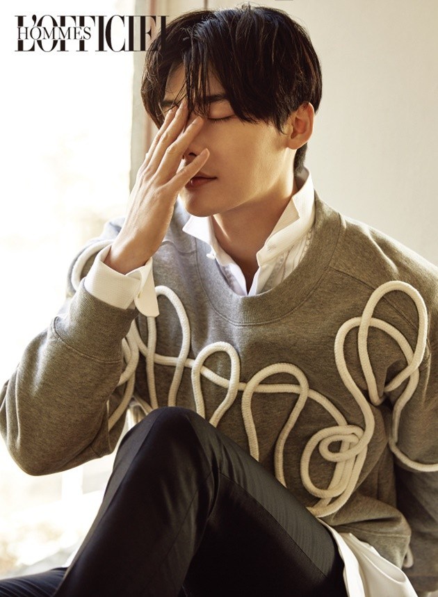 Gambar Foto Lee Jong Suk di Majalah L'Officiel Hommes Edisi Maret 2017