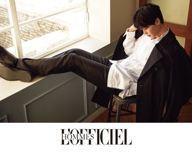 Gambar Foto Lee Jong Suk di Majalah L'Officiel Hommes Edisi Maret 2017