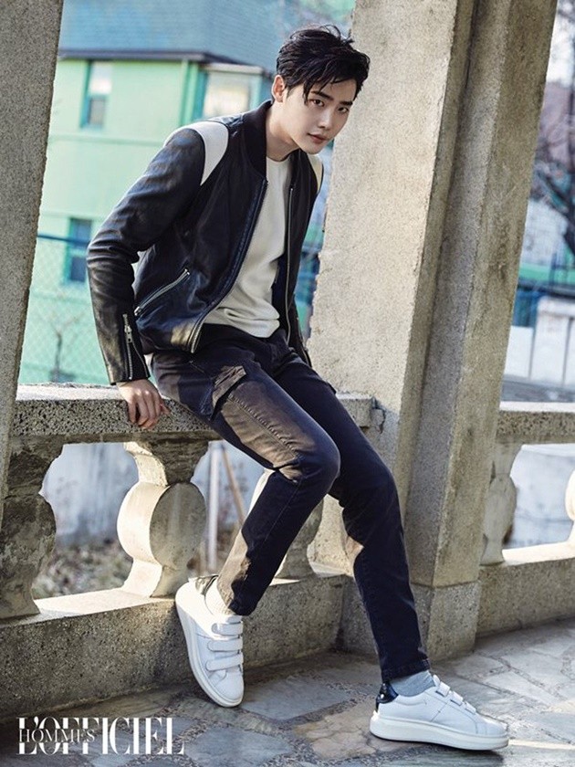 Gambar Foto Lee Jong Suk di Majalah L'Officiel Hommes Edisi Maret 2017